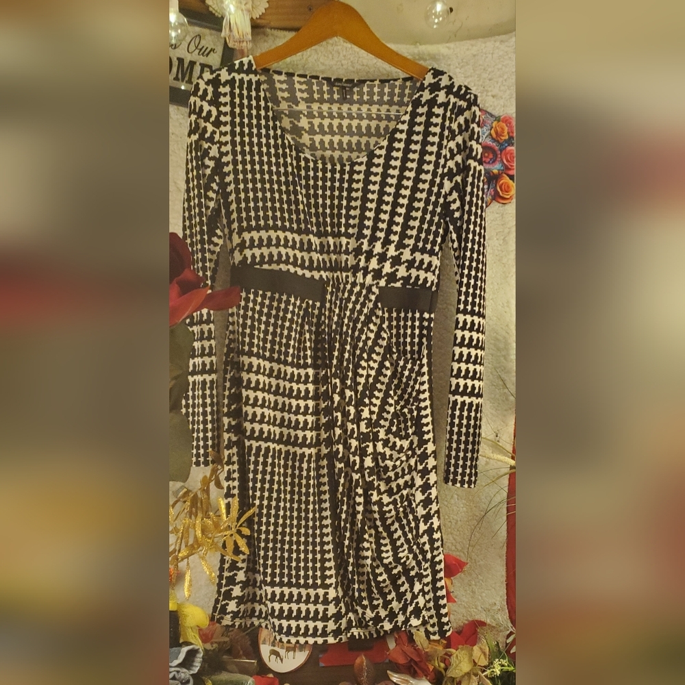 Daisy Fuentes Black and White Long Sleeve Dress